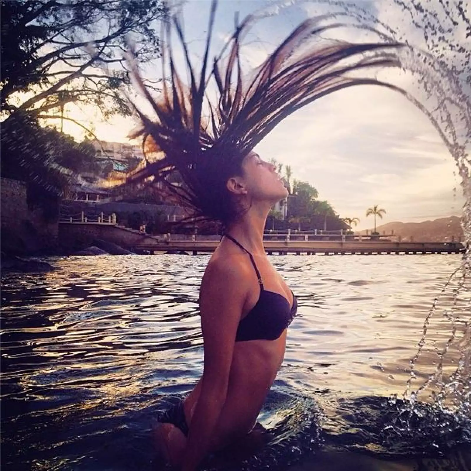 Eiza lució su sexy figura en la playa.