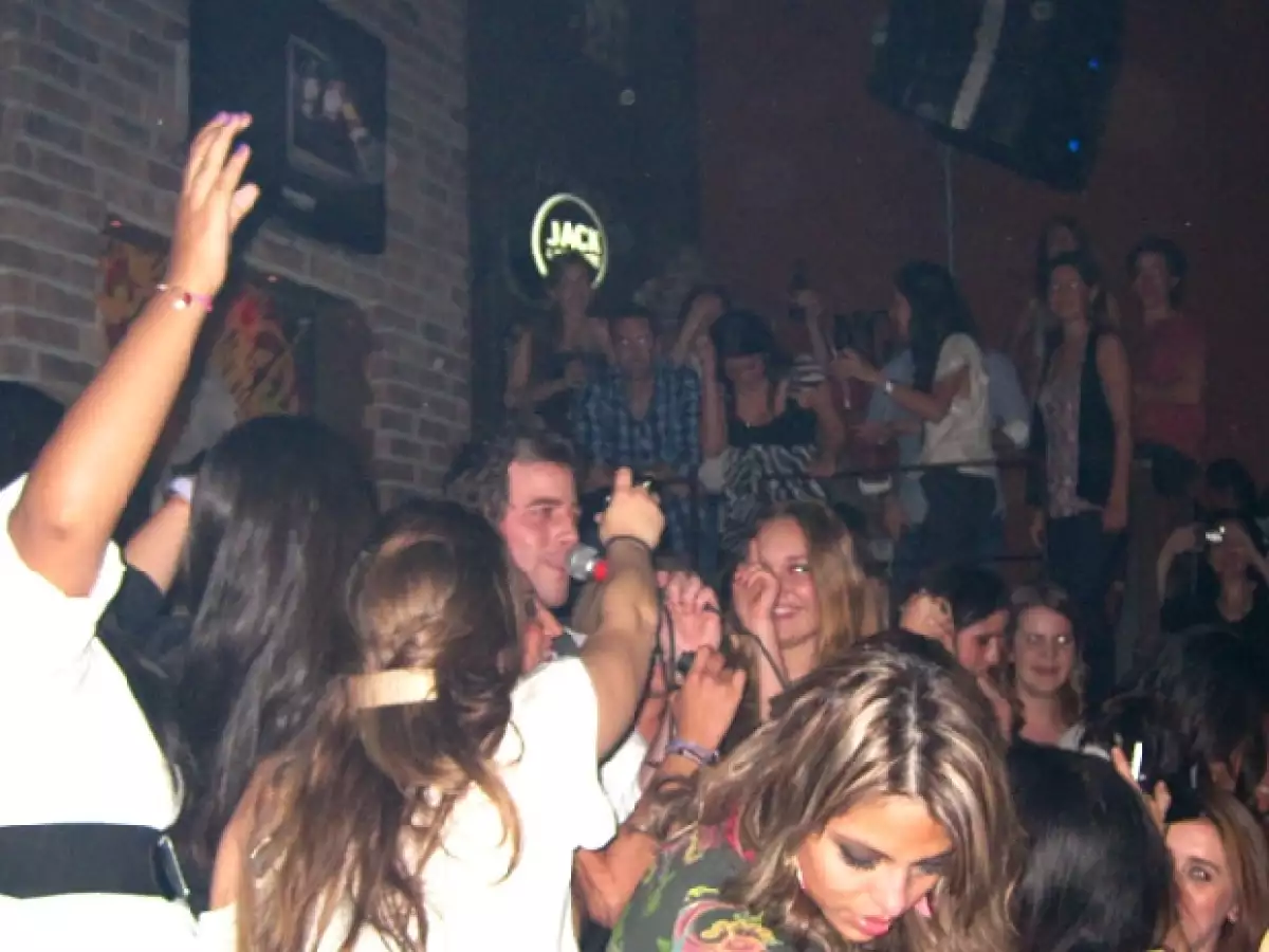 Las fans no podían creer que Mane estuviera tan cerca de ellas.