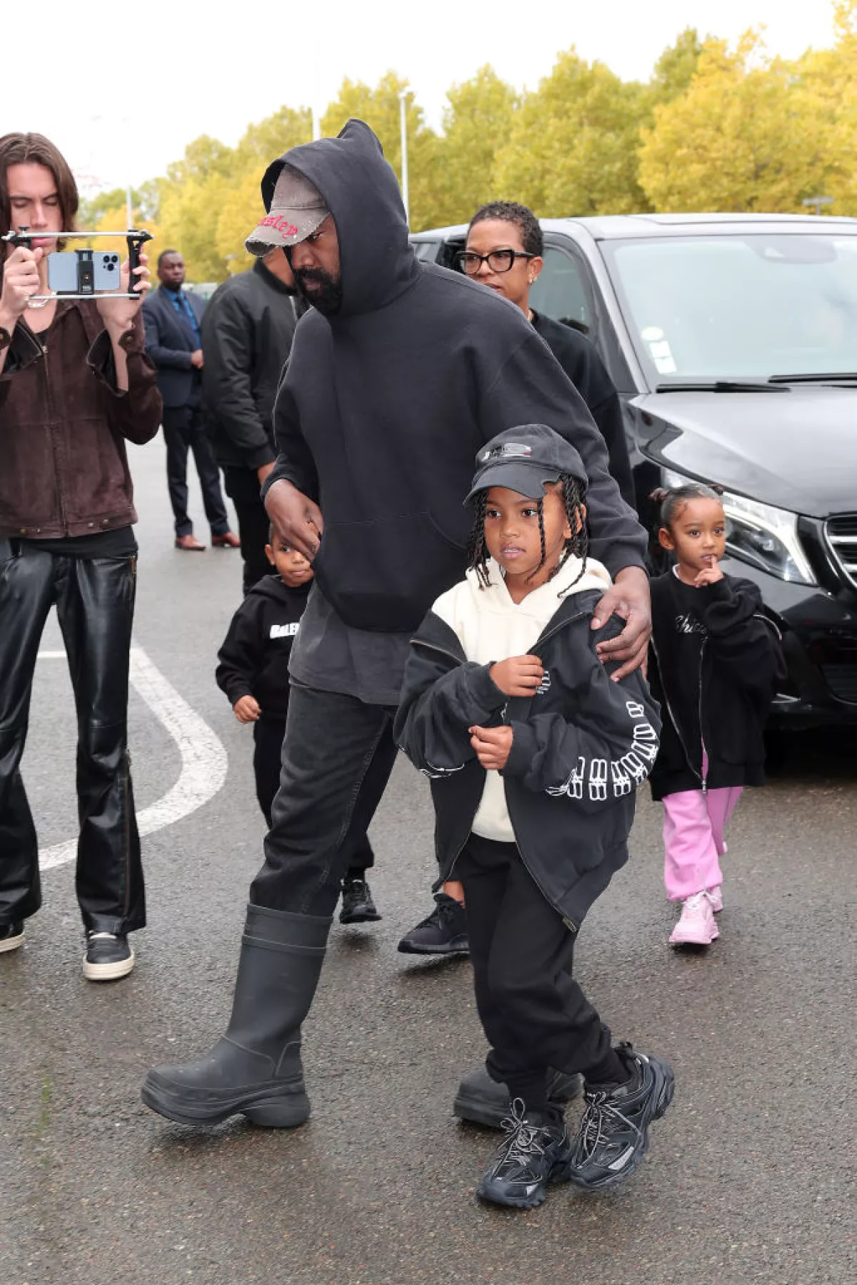 Foto de 2022 de Kanye West caminando en Francia con su hija Saint West de la mano.