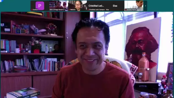 Marx Arriaga inicia protesta en contra de remoción y en defensa de los libros de texto a su cargo.