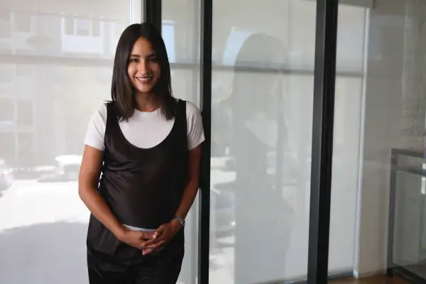 Retrato de Alexandra Zatarain, cofundadora y directora de marketing de Eight Sleep, desde las oficinas de la empresa en San Francisco.