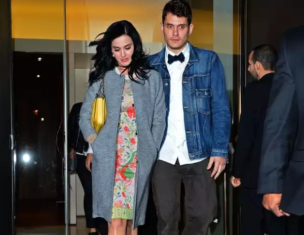 Katy y John ya no se esconden de la prensa pero prefieren no dar declaraciones sobre su relación.