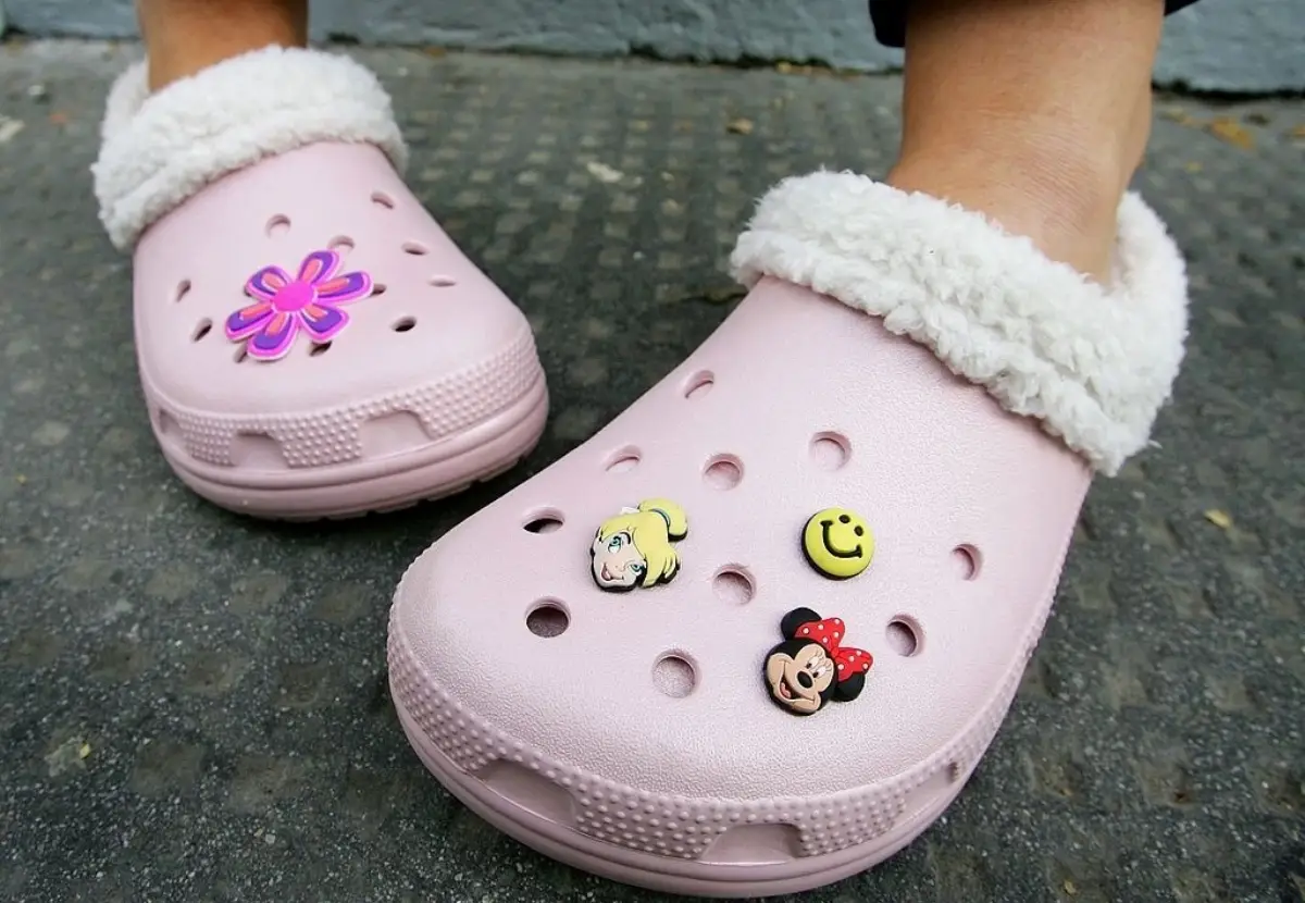 Cómo Crocs pasó de ser un calzado considerado 'feo' a una tendencia de lujo y moda 