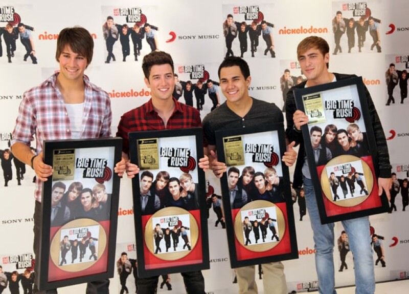 Kendall Schmidt, James Maslow, Carlos Peña y Logan Henderson aseguraron sentirse muy contentos de cantar en el mismo escenario que Justin.
