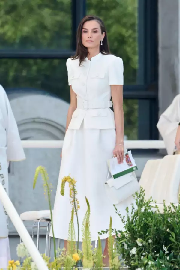 reina letizia self-portrait blanco