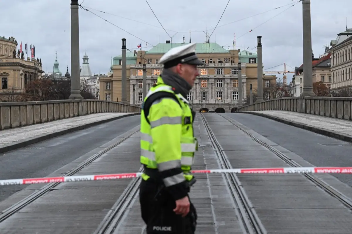 Un oficial de policía acordona un área cerca de la Universidad en el centro de Praga, el 21 de diciembre de 2023. 