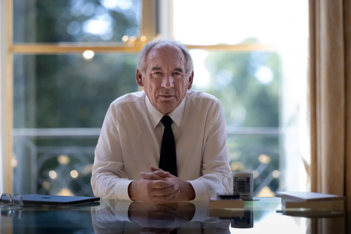 El primer ministro francés, François Bayrou, posa en su oficina en el hotel Matignon, residencia oficial del primer ministro francés, en París el 6 de septiembre de 2025.