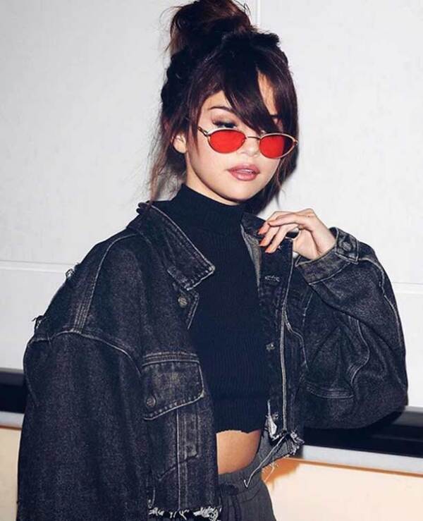 La cantante arribó con un look súper cool al aeropuerto de Japón, donde continúa su gira Revival.