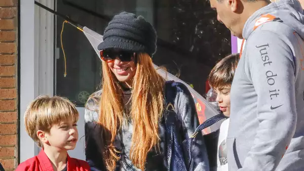 Captan a Shakira sonriente junto a sus hijos antes del partido de despedida de Piqué