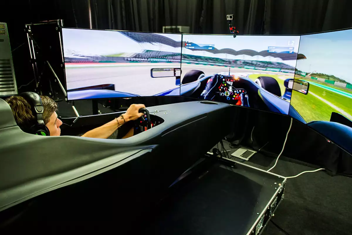 foto de max verstappen utilizando un simulador de f1 como entrenamiento en 2015.