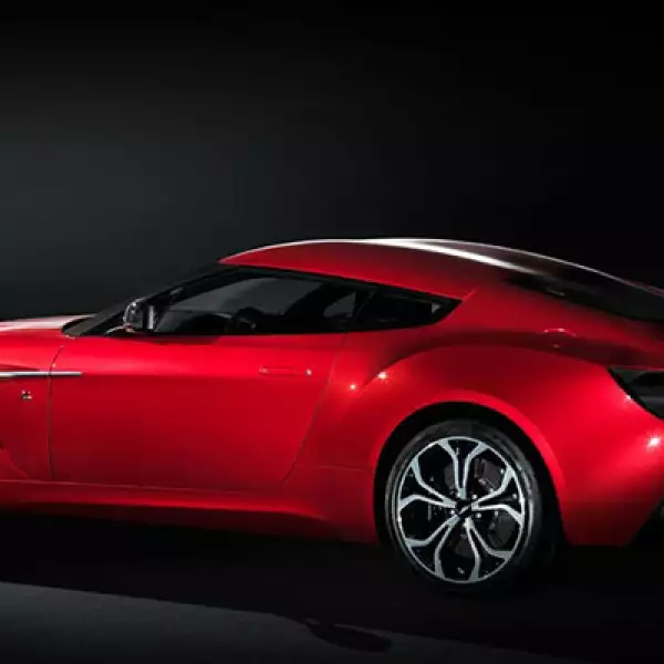 Tiene un motor de 6 litros de 12 cilindros en V. Los 510 caballos de fuerza que genera le permiten alcanzar los 100 kilómetros por hora en 4.2 segundos.