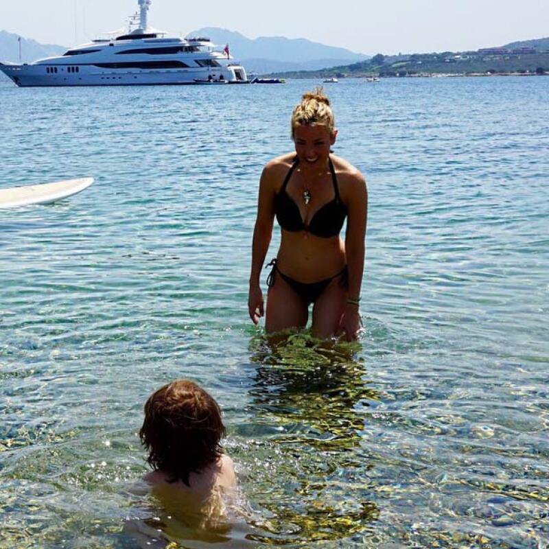 Pendiente en todo momento, Thalía disfruta en familia su viaje por Italia.
