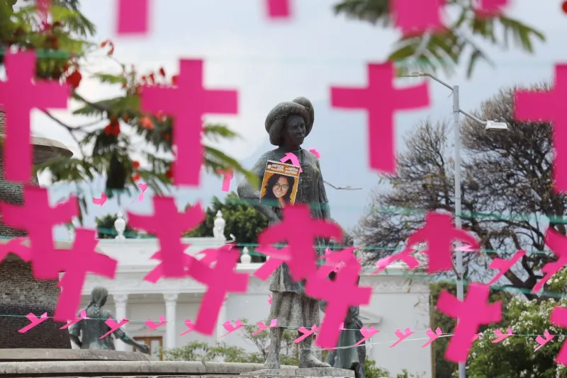 En la foto, cruces de color rosa en protesta por feminicidios en el país.
