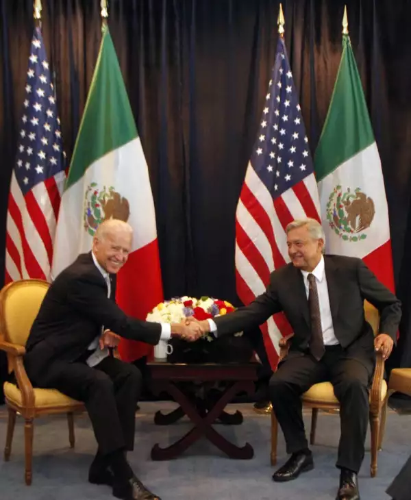 MÉXICO, D.F., 05MARZO2012.- Joseph Biden, Vicepresidente de los Estados Unidos, durante la reunion que mantuvo con Andres Manuel Lopez Obrador, precandidato a las presidencia de la república por el PRD, PT y MC en un conocido hotel de la avenida Reforma.
FOTO: CUARTOSCURO.COM
