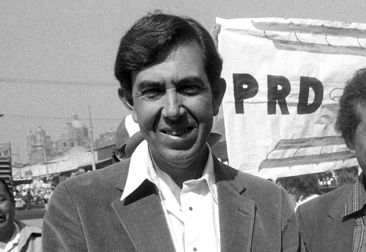 Foto de Cuauhtémoc Cárdenas de joven, con camisa blanca y saco oscuro, durante un acto político del PRD.
