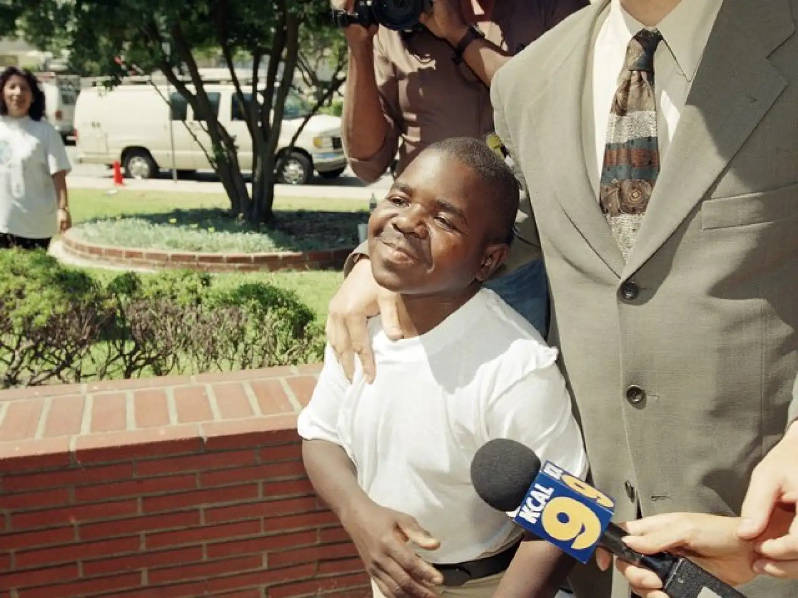 Gary Coleman en 1998 en Hawthorne, California, sede policiaca a la que llegó acompañado por su abogado Adán Londres. Coleman estuvo bajo investigación por los cargos de asalto y agresión, por presuntamente haber golpeado a una mujer que le pidió su autógr