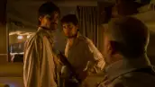 Dos hombres se miran fijamente