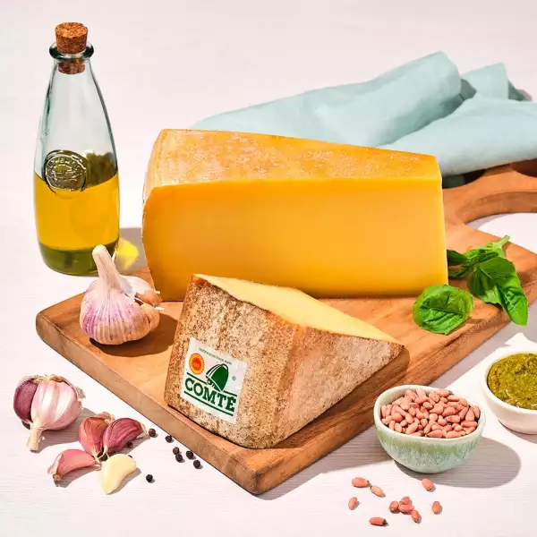 Queso comté partido en tabla