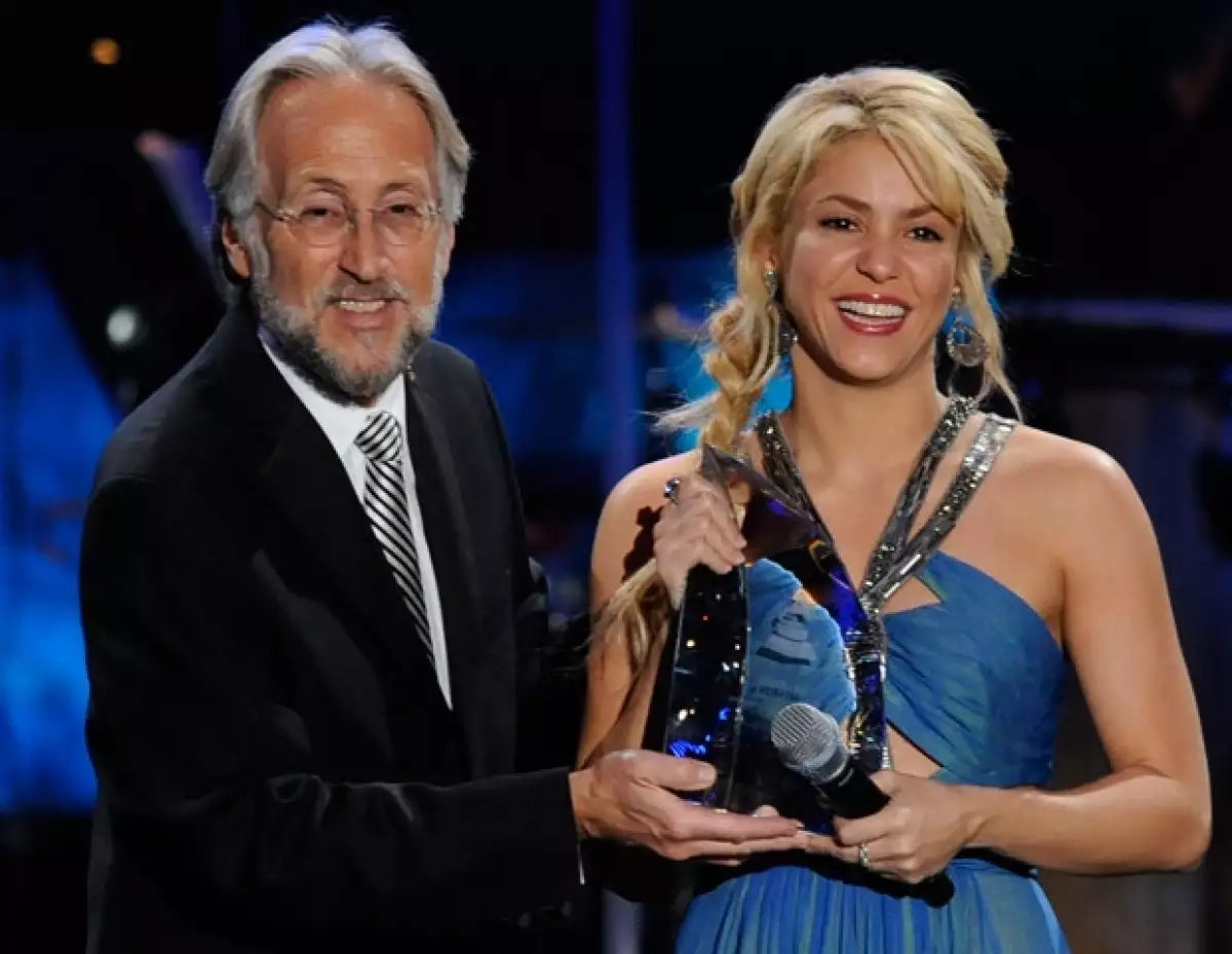 La cantante colombiana no pudo contener las lágrimas cuando su papá, William Mebarak, subió al escenario para cantarle `A mi niña bonita´ en la celebración para reconocerla como Persona del año.