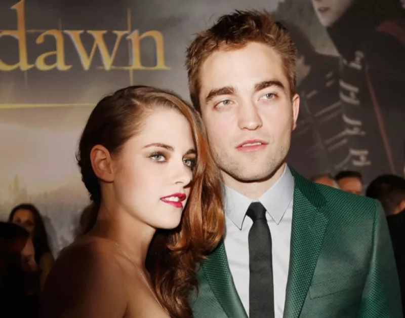 La pareja se registró secretamente en un hotel de Palm Springs junto a sus perros. Todavía no están juntos pero según fuentes, se extrañan.