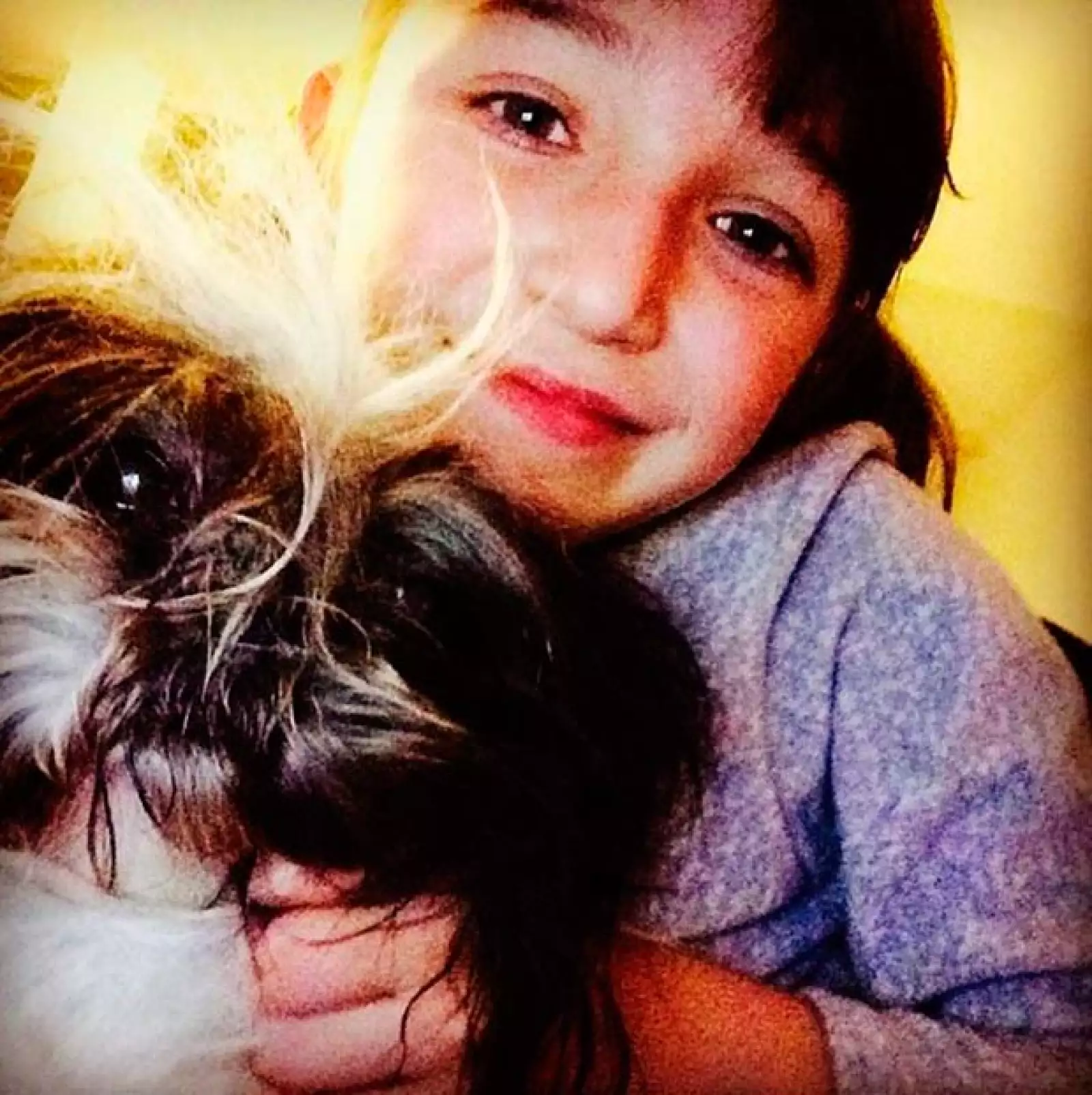 Nina y su mascota.
