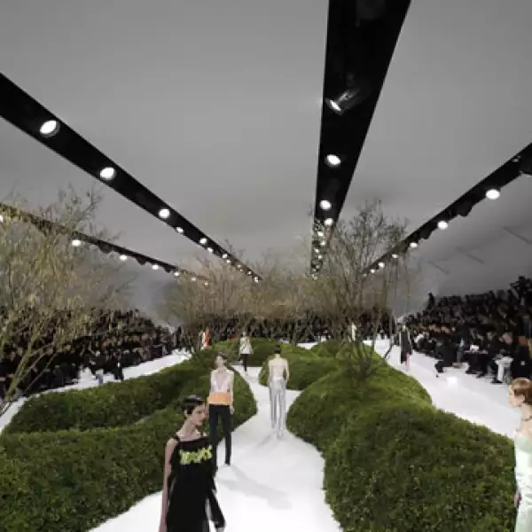La pasarela recreó un jardín.