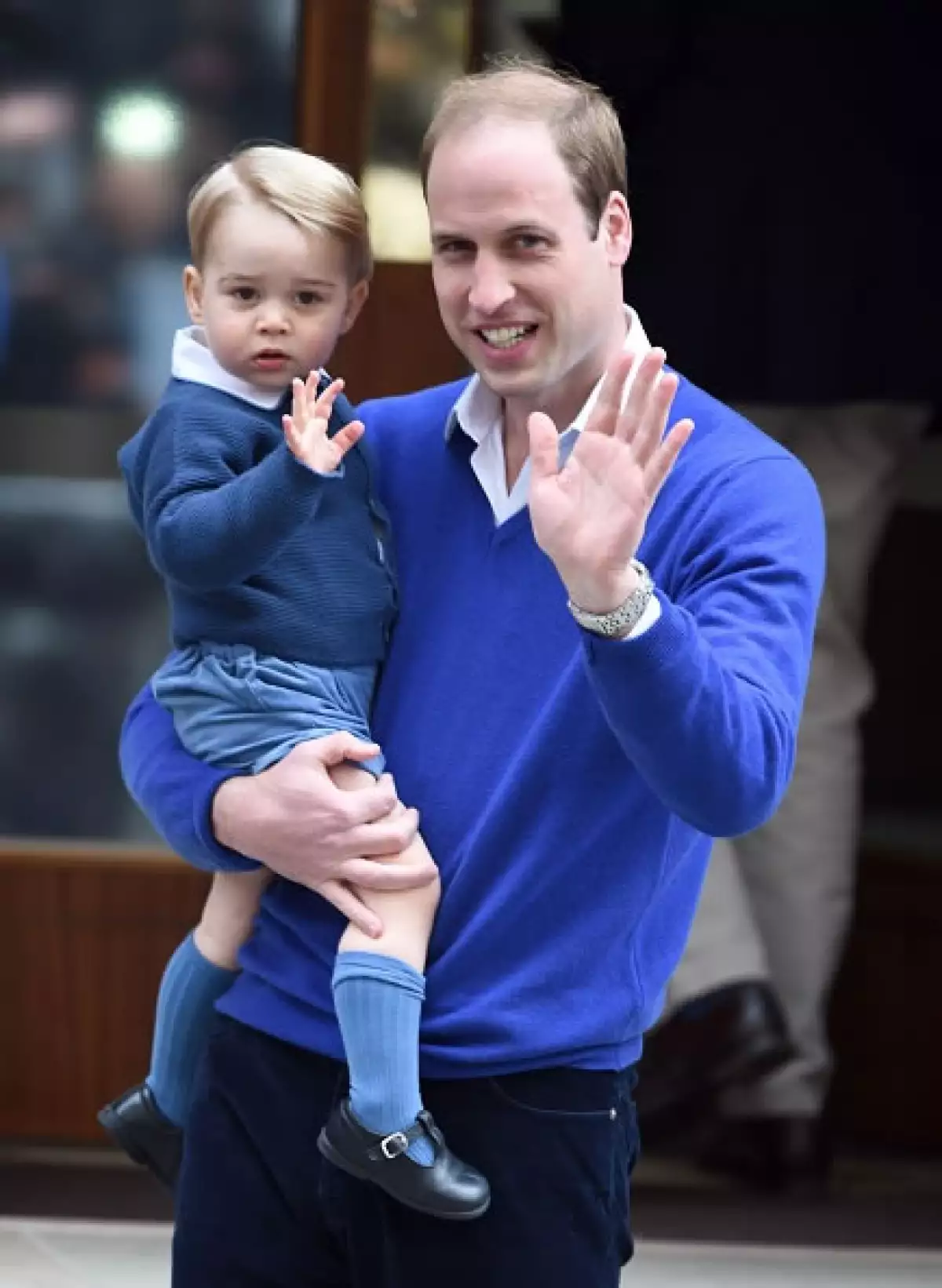 George y William de Cambridge saludan al llegar al hospital a conocer a la nueva princesa.