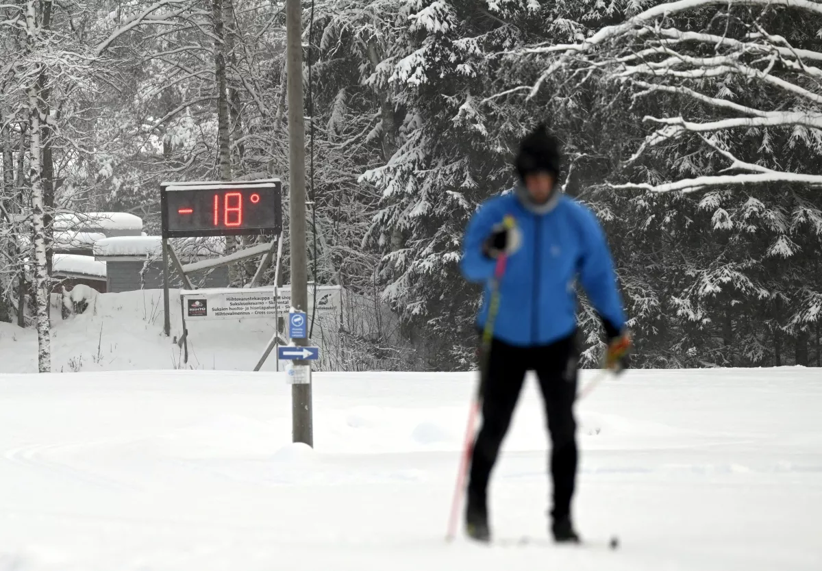 Un esquiador se encuentra en las pistas del parque de esquí Oittaa en Espoo, Finlandia, el 4 de enero de 2024.