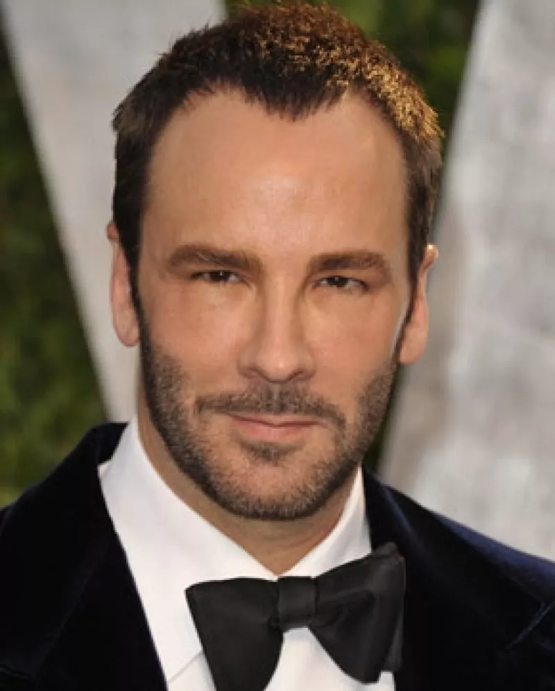 El diseñador comentó en una revista de moda, que la pareja de Angelina Jolies es uno de sus consumidores predilectos.