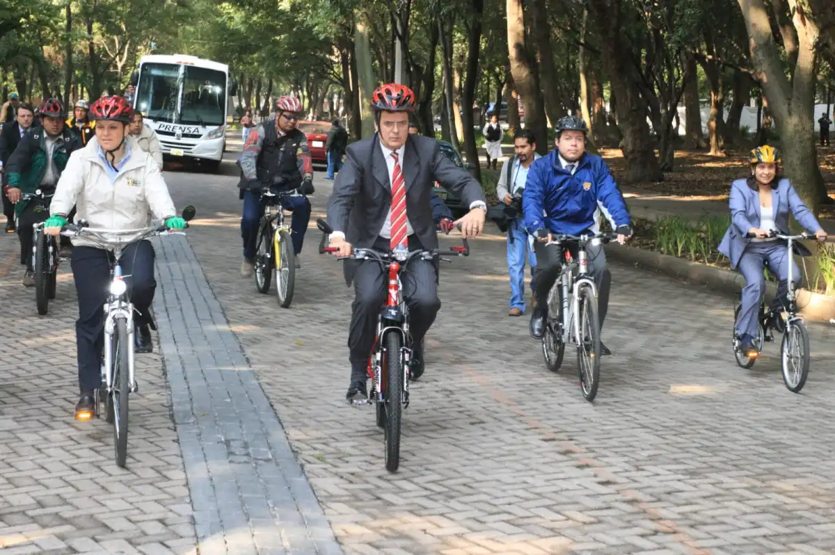 ebrard-muevete-en-bici