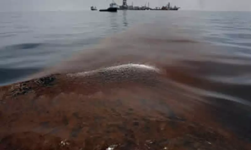 El desastre en la plataforma dejó 11 muertos y enormes extensiones de mar y costa cubiertas de crudo. (Foto: Reuters)