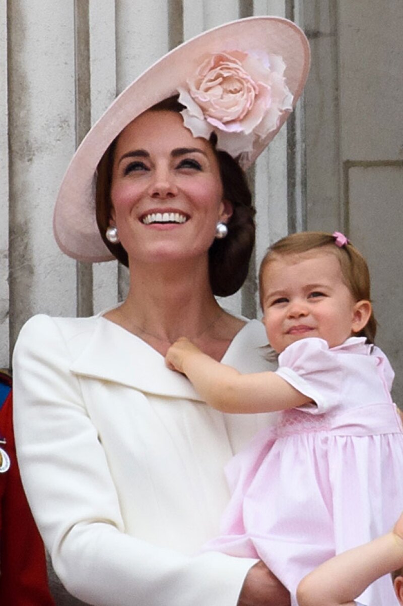 La princesa se dejó ver vestida completamente de rosa, combinando con su mamá, Kate Middleton.