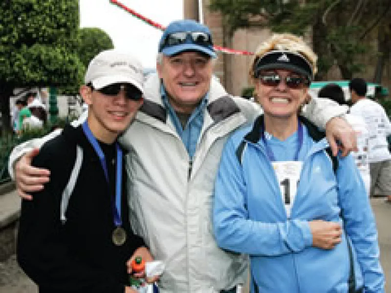 Fernando Martí con sus padres, Alejandro y Matilde, tres amantes del deporte en una carrera de la empresa en Valle de Bravo. (Gilberto Contreras)