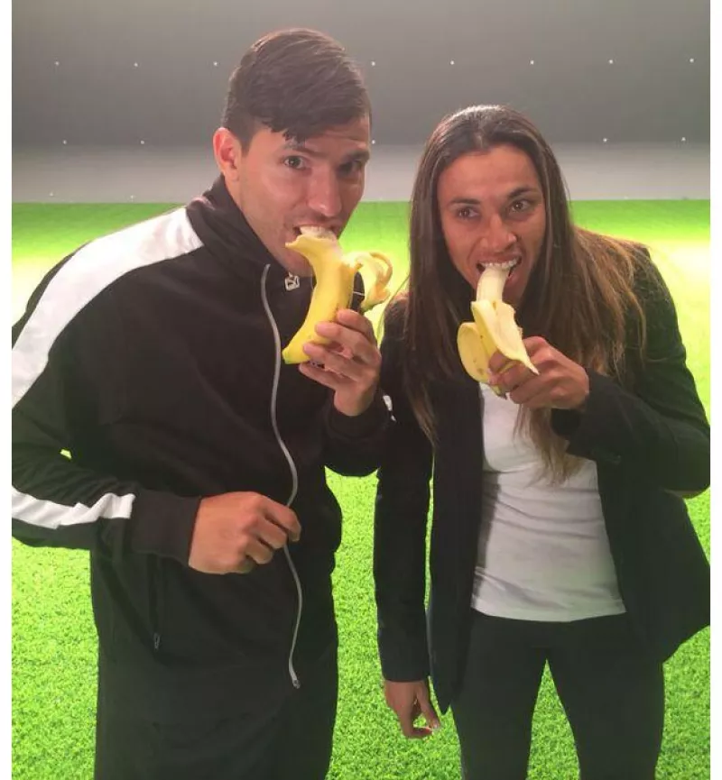 Luego de que le lanzaran un plátano durante un partido y él se lo comiera en señal de indiferencia al ataque, varios connacionales y la comunidad deportiva en general le demostraron su apoyo.