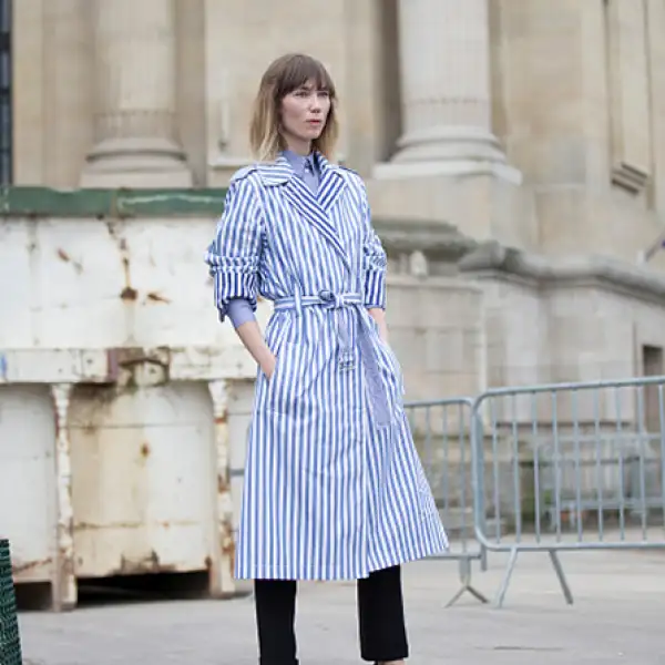 Las calles de París están repletas de fashion insiders por lo que no podía faltar las propuestas de la it girl rusa. Nos encanta que jugó con piezas a rayas para llevar durante el marco de Alta Costura.