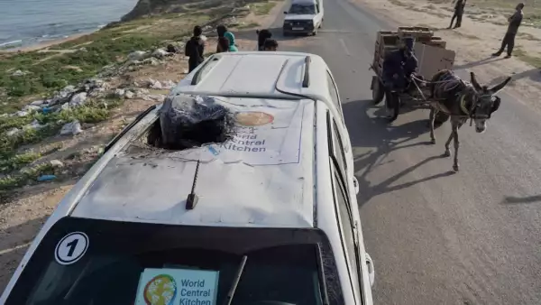 La gente se reúne alrededor del cadáver de un automóvil utilizado por el grupo de ayuda estadounidense World Central Kitchen, que fue alcanzado por un ataque israelí el día anterior en Deir al-Balah, en el centro de la Franja de Gaza, el 2 de abril de 2024, en medio de las batallas en curso entre Israel y el grupo militante palestino Hamás.