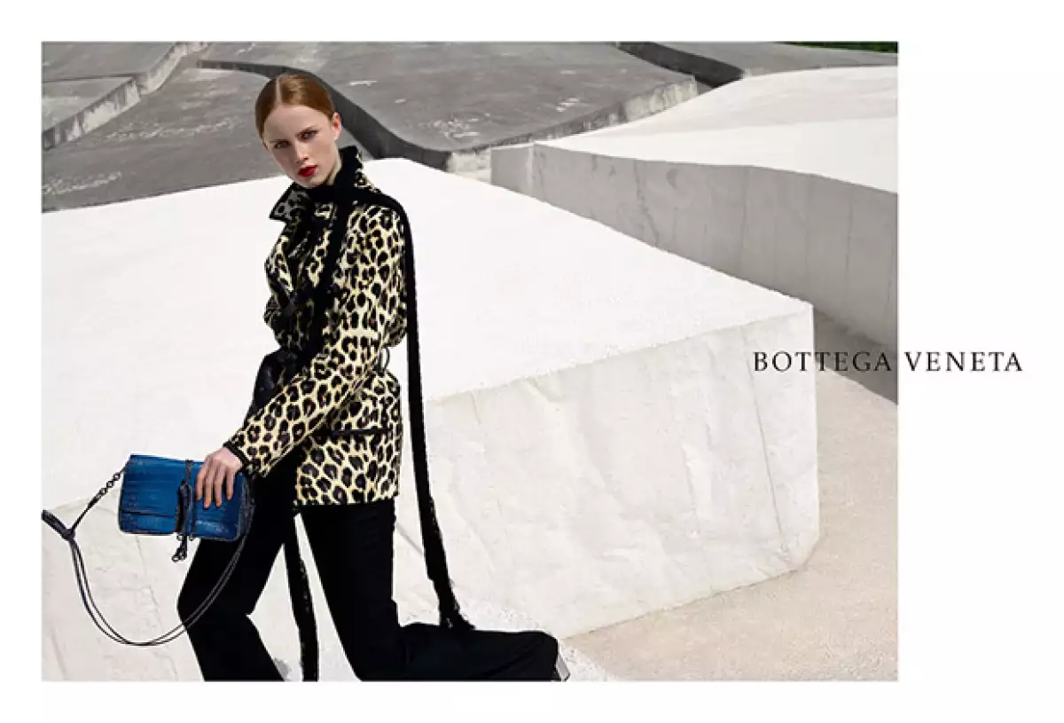 La firma italiana y la fotógrafa holandesa Viviane Sassen se unieron para crear una campaña llena de contrastes.