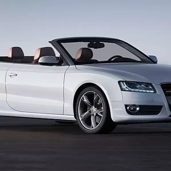 Un detalle distintivo es la capota marrón, en lugar de negra, lo cual le da un estilo más clásico.