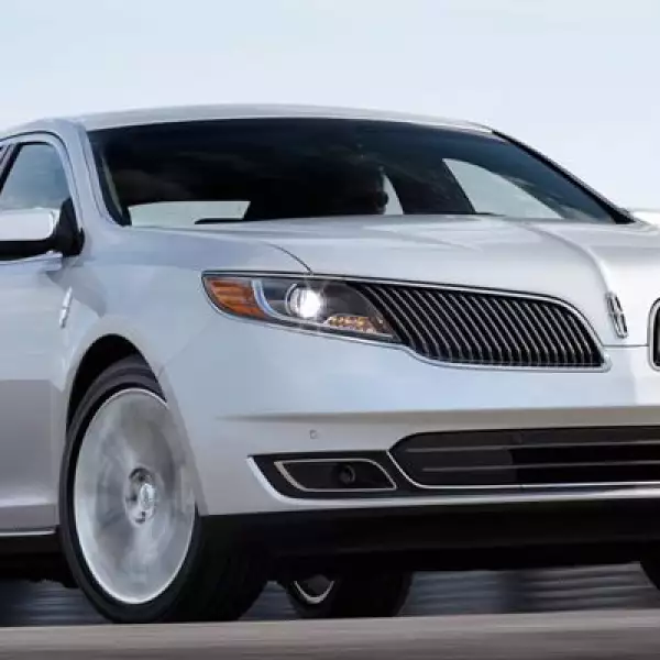 En el exterior encontramos un nuevo diseño al frente, con la característica parrilla de la marca ahora más grande, faros de alta intensidad, un nuevo cofre y salpicaderas delanteras rediseñadas.