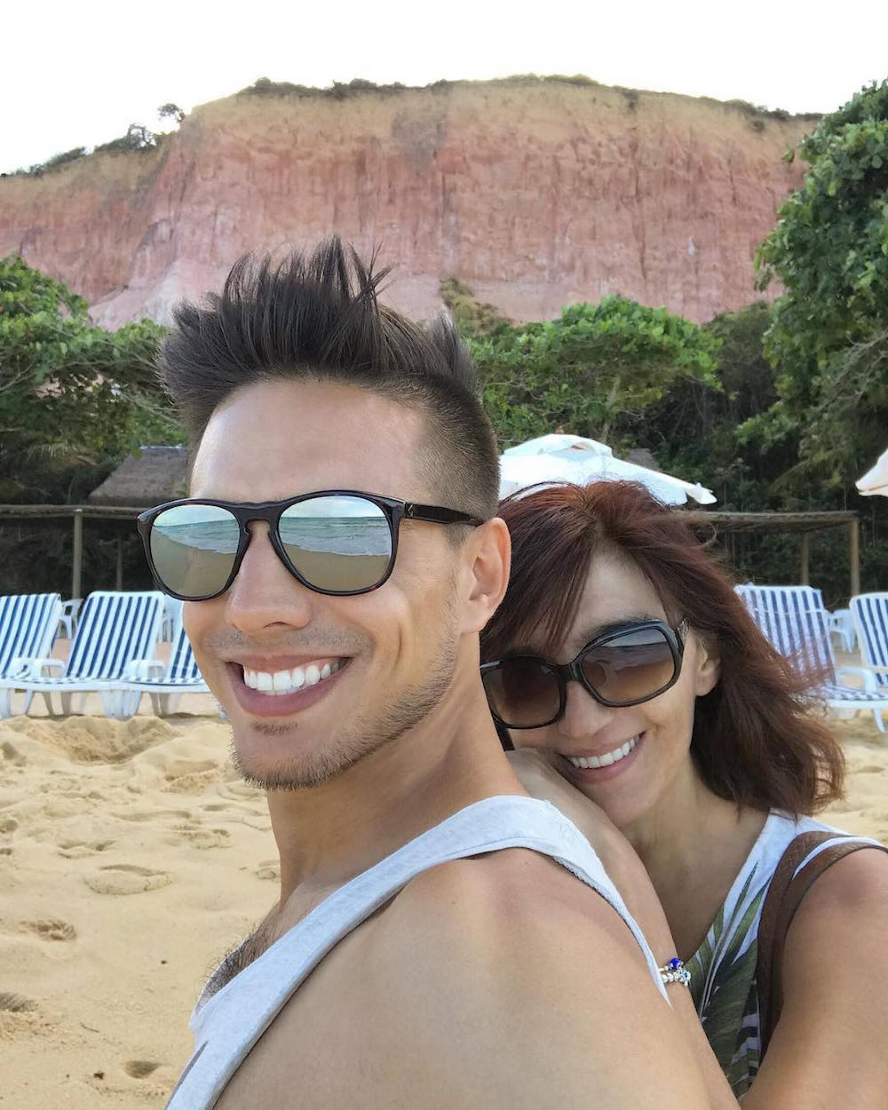 Vadhir Derbez presenta a su mamá y contará detalles que siempre quisimos saber Vadhir Derbez presenta a su mamá y contará detalles que siempre quisimos saber
