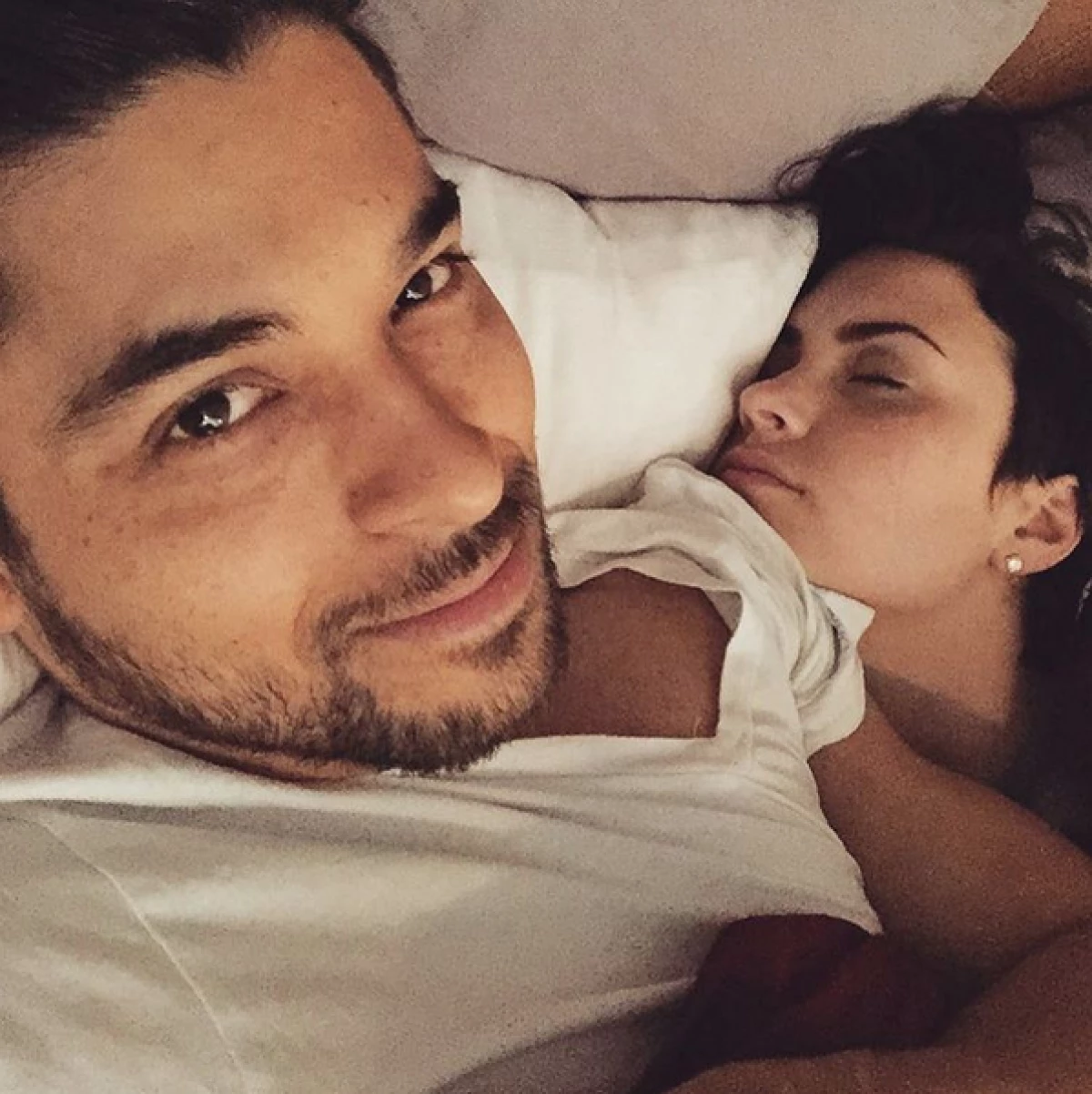 El actor ha captado a su novia en un profundo sueño y le tomó una foto para compartirla con sus seguidores, burlándose un poco.