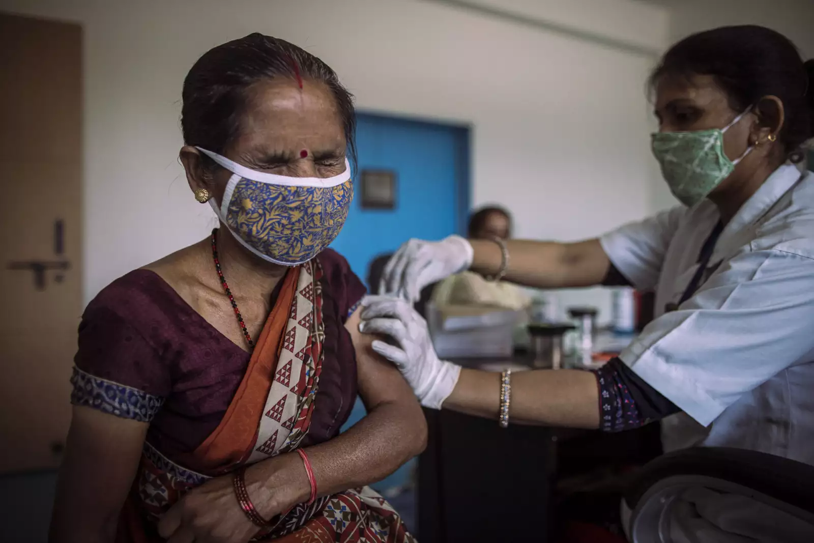 La esperanza de India está en la aceleración de su campaña de vacunación hasta alcanzar un nivel de inmunización que permita reducir las muertes y las hospitalizaciones.