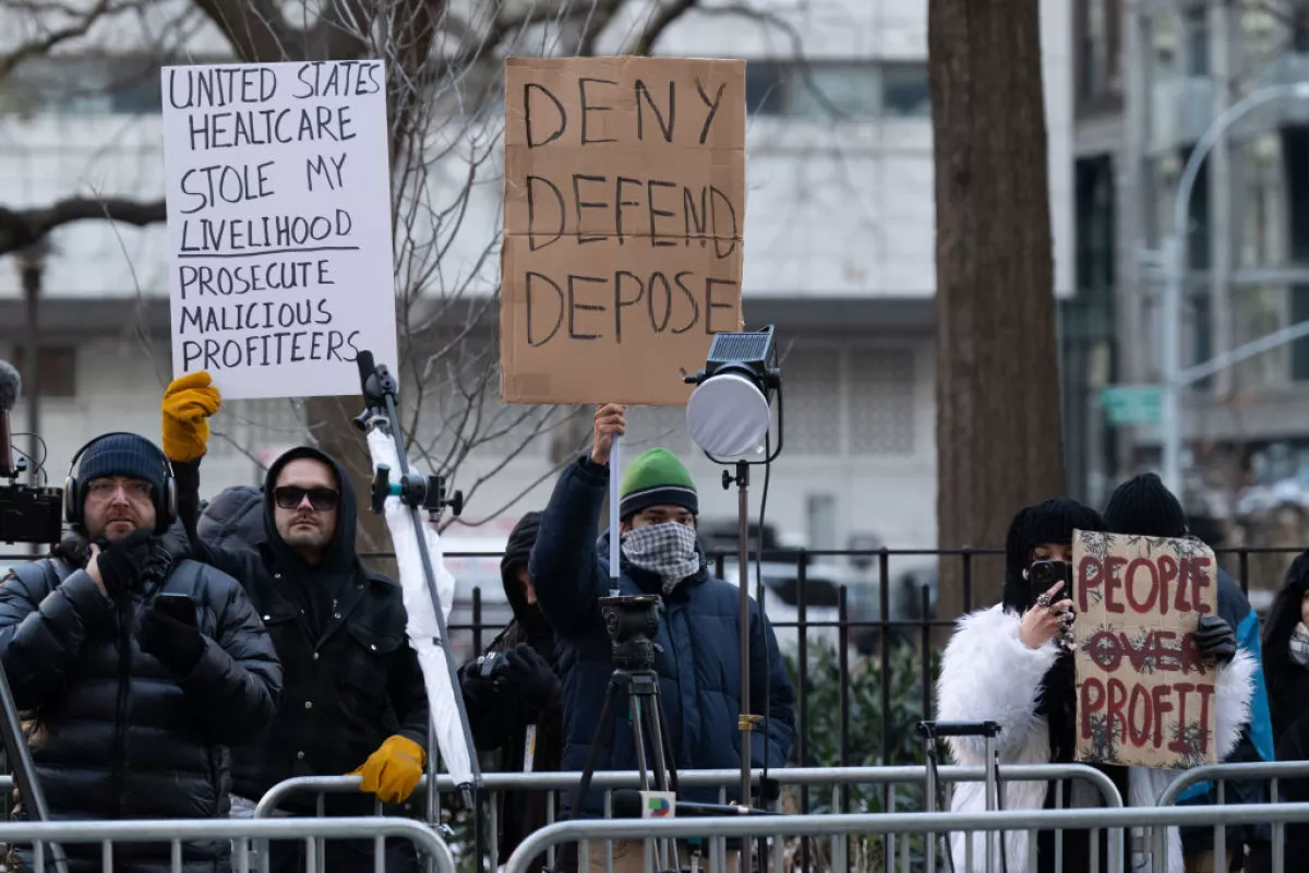 Foto de un grupo de personas manifestándose afuera de la Corte de Manhattan a favor de Luigi Mangione.