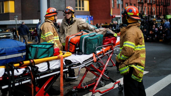 Personal de emergencia trabaja en la escena de un tiroteo en una estación de metro en el distrito de Brooklyn de la ciudad de Nueva York.