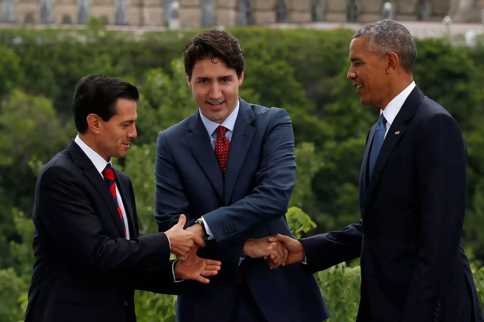 El presidente de México, Enrique Peña Nieto; el primer ministro de Canadá, Justin Trudeau, y el presidnete de Estados Unidos, Barack Obama, se dan la mano mientras posan para la foto de la Cumbre de Líderes de América Norte en Ottawa, Canadá.  