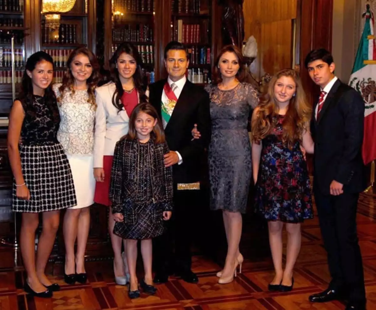 Familia Peña Rivera: Nicole Peña, Sofía Castro, Paulina Peña, Regina Castro, Enrique Peña Nieto, Angélica Rivera, Fernanda Castro, Alejandro Peña.