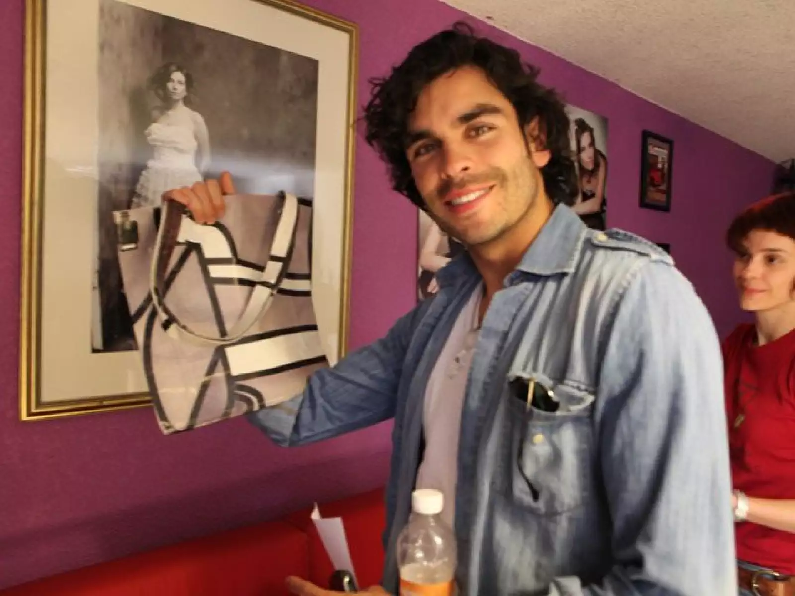 El guapo Gonzalo García Vivanco mostró las bolsas para apoyar la causa.