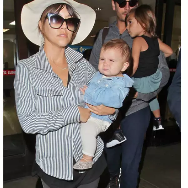 La familia Disick-Kardashian regresando de un viaje de descanso.