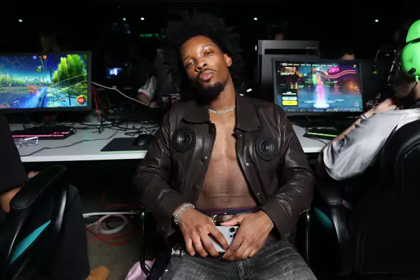 d4vd en primera fila del desfile de Coperni durante la Semana de la Moda de París en 2024.