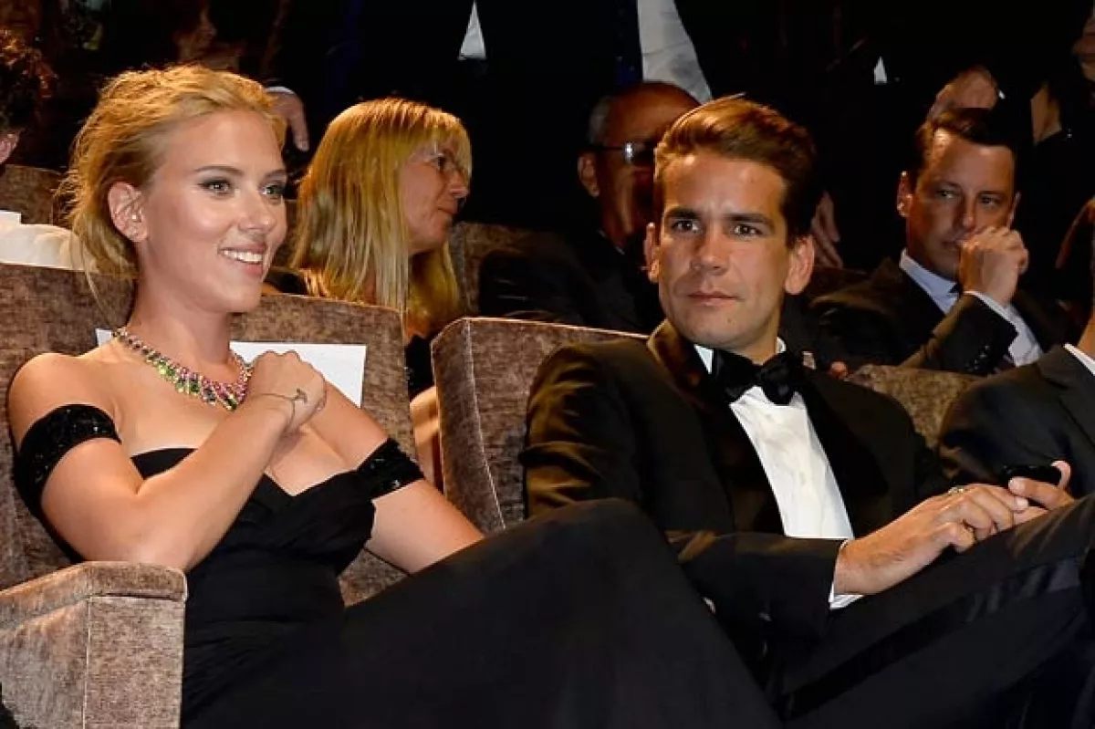 Scarlett y Romain hicieron público su noviazgo en noviembre de 2012 cuando fueron captados caminando por las calles de Nueva York.